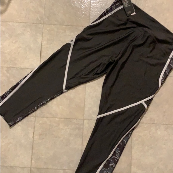 Under Armour HeatGear Compression Leggings 🖤🤍💪 - Picture 2 of 4